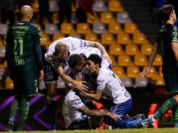 Jugadores del Puebla celebraban luego del penal que se le cometió a Christian Tabó y que fallaría después Osvaldo Martínez. IMAGO7/I. Medina