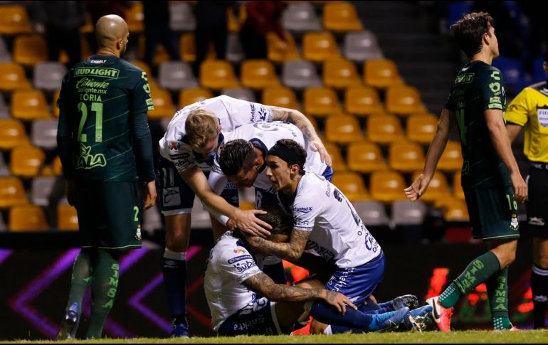 Jugadores del Puebla celebraban luego del penal que se le cometió a Christian Tabó y que fallaría después Osvaldo Martínez. IMAGO7/I. Medina