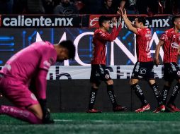Alexis Castro celebra con Erick Torres, que le puso el pase para el primer gol del partido. AFP/G. Arias
