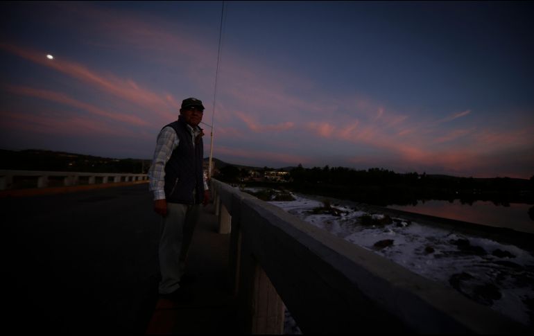 A pesar de las acciones del Gobierno estatal, el problema de contaminación en el Santiago no acabará pronto. Mientras tanto, los ciudadanos padecen los olores nauseabundos y espuma tóxica. EL INFORMADOR/F. Atilano