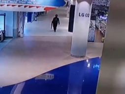 La policía y los soldados están intentando atrapar al atacante identificado como Jakrapanth Thomma. Se estiman decenas de heridos aún por confirmar. TWITTER / @oscarcontrera