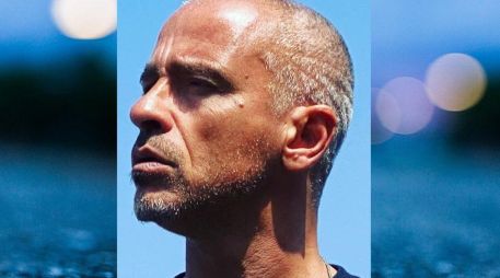 Es asechado por la prensa y algunos seguidores, en un momento una de sus fanáticas se acerca para obtener una fotografía, a lo cual el italiano responde con un codazo. INSTAGRAM / ramazzotti_eros