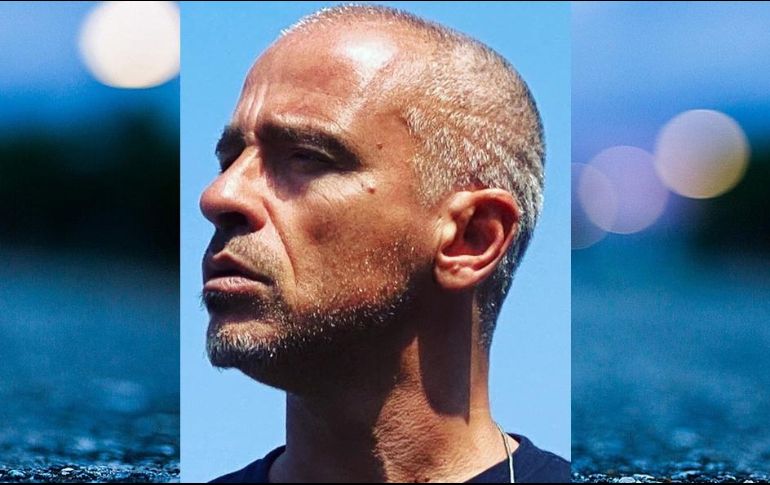 Es asechado por la prensa y algunos seguidores, en un momento una de sus fanáticas se acerca para obtener una fotografía, a lo cual el italiano responde con un codazo. INSTAGRAM / ramazzotti_eros