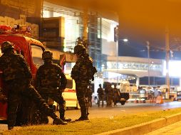 El soldado dispara contra civiles a lo largo de la ruta hacia el centro comercial Terminal 21, que estaba lleno de compradores que acostumbran visitarlo el fin de semana. EFE / EPA / Narong Sangnak