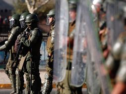 Miles de manifestantes se enfrentan a las Fuerzas Especiales de Carabineros este viernes durante una nueva jornada de protestas en la plaza Italia. EFE/A. Valdés