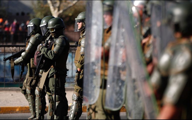 Miles de manifestantes se enfrentan a las Fuerzas Especiales de Carabineros este viernes durante una nueva jornada de protestas en la plaza Italia. EFE/A. Valdés