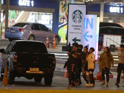 Un gran despliegue de fuerzas de seguridad se aprecia en los alrededores del centro comercial donde ocurrió la masacre. EFE/N. Sangnak