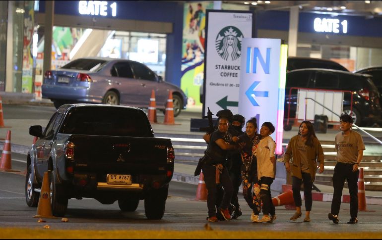 Un gran despliegue de fuerzas de seguridad se aprecia en los alrededores del centro comercial donde ocurrió la masacre. EFE/N. Sangnak