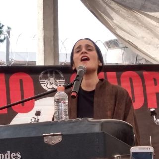 Julieta Venegas canta en el tianguis del Chopo