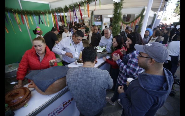 El evento, en el que los asistentes disfrutaron de varios productos, fue amenizado por diferentes coreografías distintivas de la entidad. EL INFORMADOR/F. Atilano