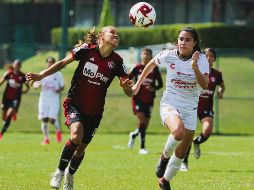 SE REPARTIERON LOS PUNTOS. Ana García y Leyla Zapata hacen por el balón en el partido de ayer en la cancha Alfredo “Pistache” Torres. IMAGO7