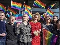 Personas celebran el resultado del referéndum en Berna, Suiza. EFE/P. Klaunzer