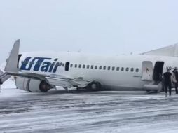 El Boeing 737 quedó al borde de la pista cubierta de nieve del aeropuerto de la ciudad de Usinsk. ESPECIAL/YOUTUBE