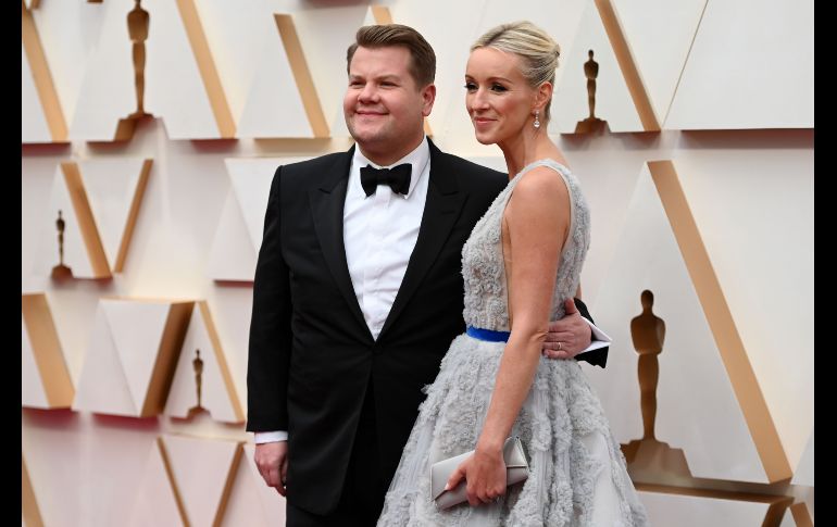 James Corden y su esposa Julia Carey. AFP / R. Beck