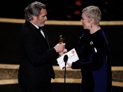 Phoenix recibe el Oscar en manos de la actriz Olivia Colman. EFE / E. Laurent