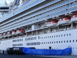 Militares colocan hoy un pasillo cubierto junto al crucero Diamond Princess en Yokohama. AFP/C. Triballeau