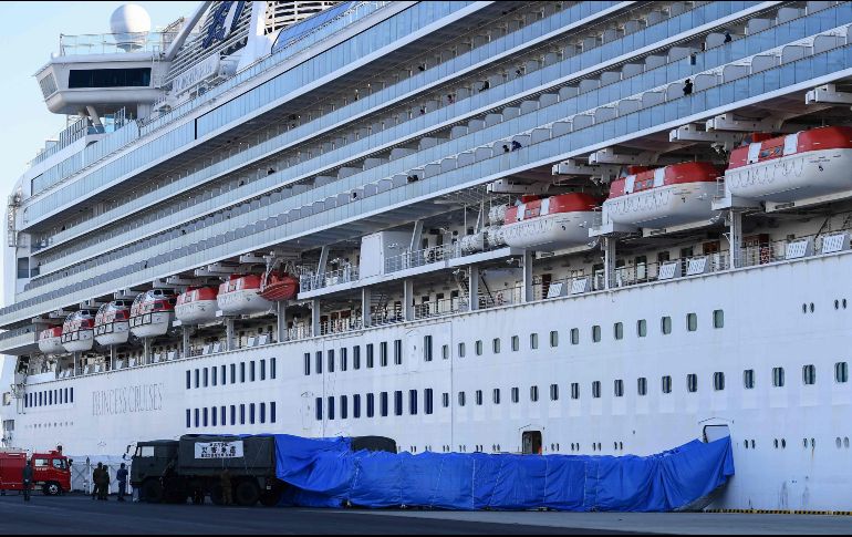 Militares colocan hoy un pasillo cubierto junto al crucero Diamond Princess en Yokohama. AFP/C. Triballeau