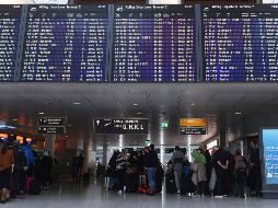 La aerolínea Lufthansa dejó en tierra todos sus vuelos continentales hasta la 13:00 horas locales (12:00 GMT) y todos los vuelos intercontinentales hasta las 14:00 horas de este lunes. AFP / C. Stache