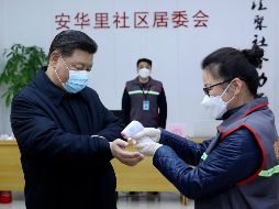 El presidente Xi Jinping se mostró por primera vez en público con una mascarilla. El mandatario acudió a un centro comunitario de salud en Pekín, donde le tomaron la temperatura. AP/Xinhua/Pang Xinglei