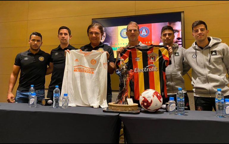 De Boer recibió por parte de director técnico de Leones Jorge Dávalos, una playera de la Universidad de Guadalajara, detalle que el estratega del Atlanta agradeció y respondió de la misma manera. TWITTER / @LeonesNegrosCF