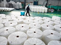 Un trabajador en una fábrica de textiles no tejidos, usados en suministros médicos, en Zouping, China. EFE/EPA/Dong Naide