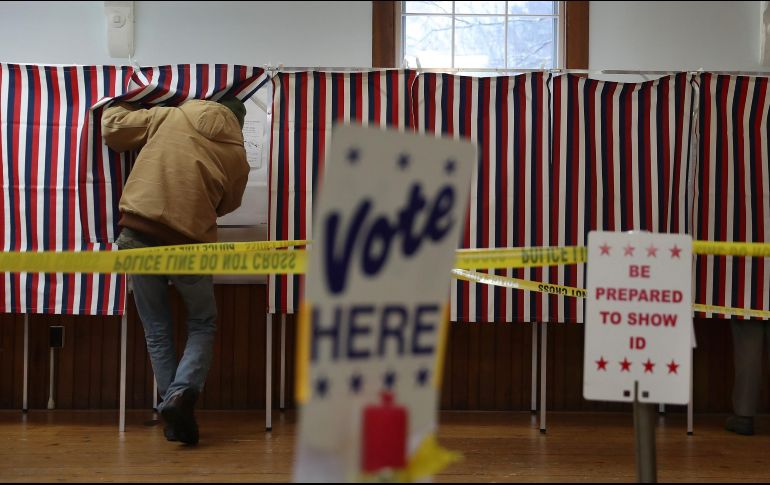 Un habitante acude a una casilla en Chichester, New Hampshire. AFP/J. Raedle