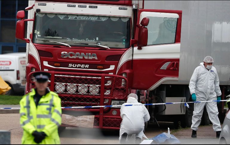Policías trabajan a marchas forzadas para identificar a los integrantes de una presunta red de tráfico de migrantes, responsable por este caso. AP/A. Grant