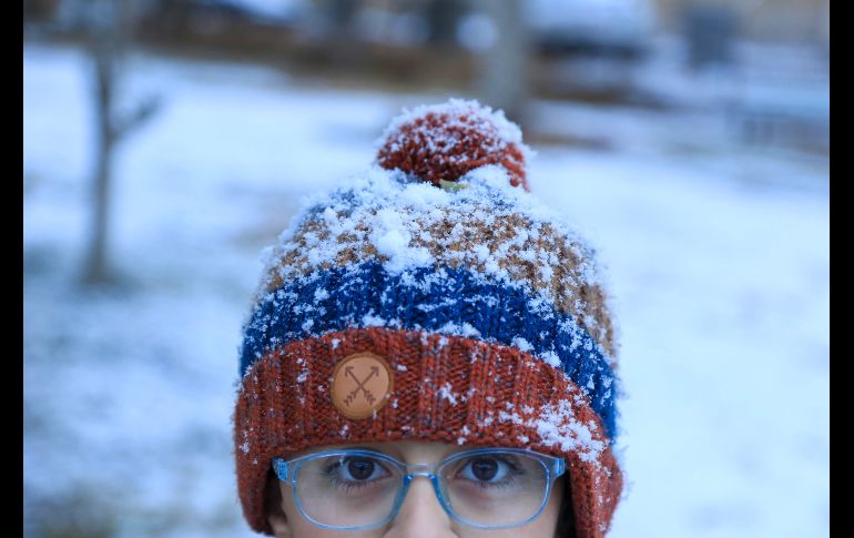 A pesar de las bajas temperaturas, los habitantes no perdieron la oportunidad de salir a las calles para admirar la nieve. AFP/M. Sawaf
