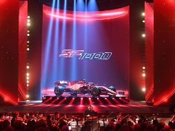 Para la ocasión, la ''Scuderia'' ha roto con sus tradiciones y ha presentado su nuevo bólido fuera de su feudo de Maranello, en el escenario del teatro Romolo Valli de Reggio Emilia. TWITTER / @ScuderiaFerrari