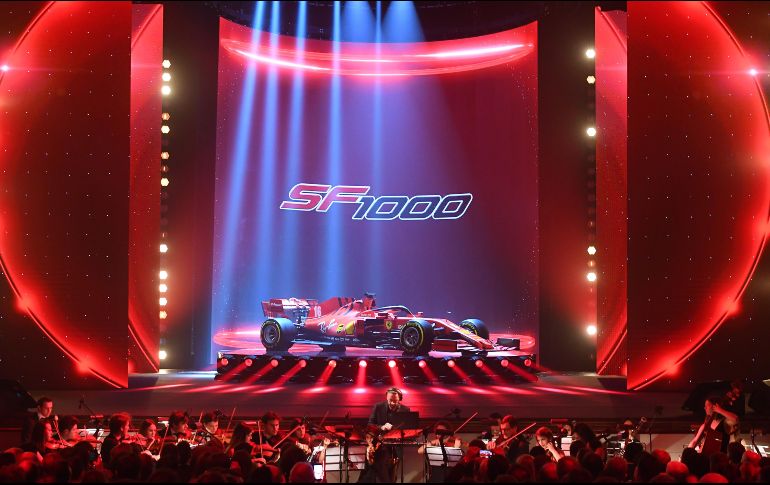 Para la ocasión, la ''Scuderia'' ha roto con sus tradiciones y ha presentado su nuevo bólido fuera de su feudo de Maranello, en el escenario del teatro Romolo Valli de Reggio Emilia. TWITTER / @ScuderiaFerrari