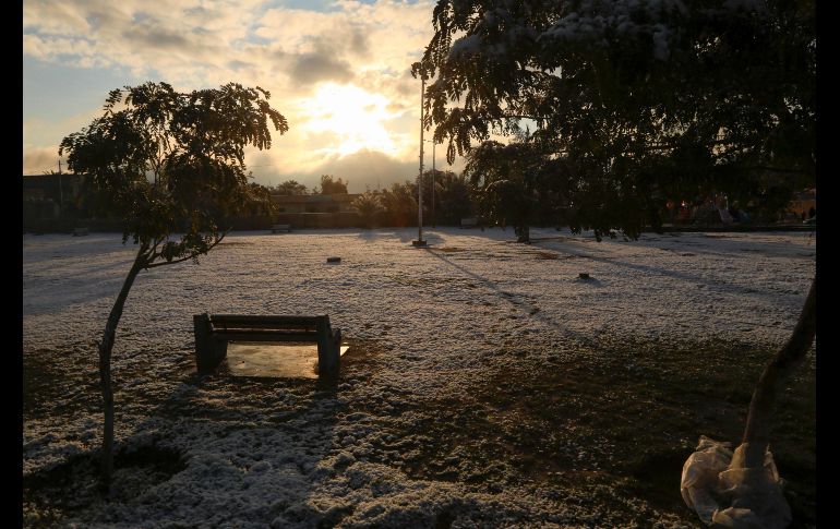 A pesar de las bajas temperaturas, los habitantes no perdieron la oportunidad de salir a las calles para admirar la nieve. AFP/M. Sawaf