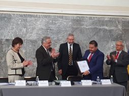 Imagen de la entrega del reconocimiento al Instituto Jalisciense de Ciencias Forenses. EL INFORMADOR / R. Bobadilla