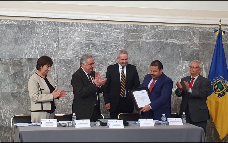 Imagen de la entrega del reconocimiento al Instituto Jalisciense de Ciencias Forenses. EL INFORMADOR / R. Bobadilla