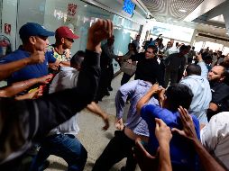 El retorno de Guaidó no estuvo exento de polémica, y varios manifestantes protagonizaron enfrentamientos en el Aeropuerto Internacional de Maiquetía 