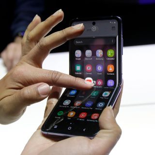 Samsung lanza smartphone plegable, el Galaxy Z Flip