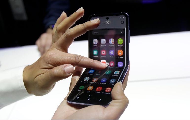 Según aseguraron los responsables de Samsung, el Z Flip, con pantalla de vidrio, puede plegarse y desplegarse hasta 200 mil veces sin que se rompa o aparezcan grietas. AP/J. Chiu