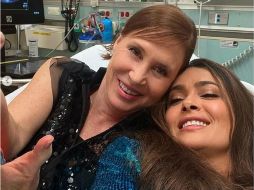 Salma Hayek asistió al after party de Vanity Fair en donde lució un magnífico vestido azul de mangas largas. INSTAGRAM / salmahayek