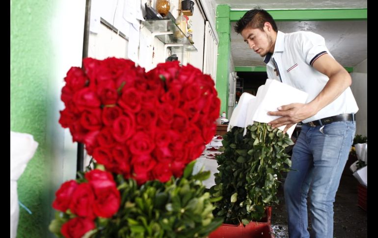 Día de San Valentín trae aumento en precios de rosas