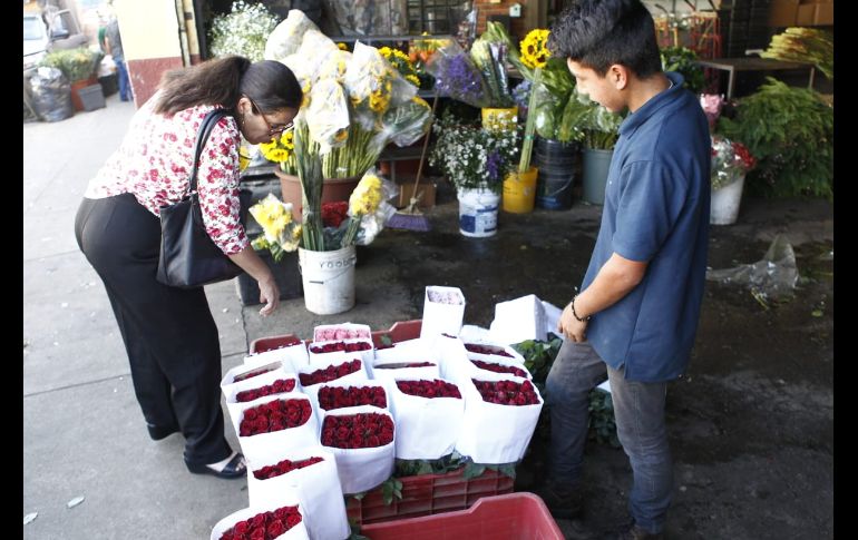 Día de San Valentín trae aumento en precios de rosas