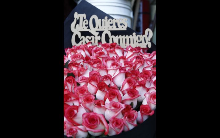 Día de San Valentín trae aumento en precios de rosas