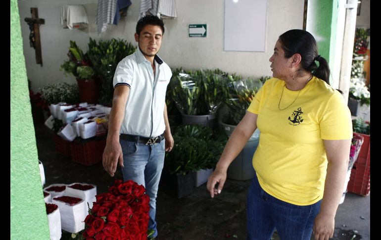Día de San Valentín trae aumento en precios de rosas