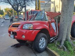 La camioneta Nissan Frontier, en color rojo, se impactó del lado del piloto. ESPECIAL