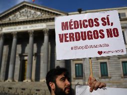 Manifestación contra la legalización de la eutanasia en las afueras del Parlamento español. AFP/G. Bouys