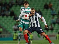 Jonathan Díaz y Vincent Janssen (derecha) disputan un balón durante el encuentro celebrado ayer en el Estadio TSM. IMAGO7 / E. Saavedra