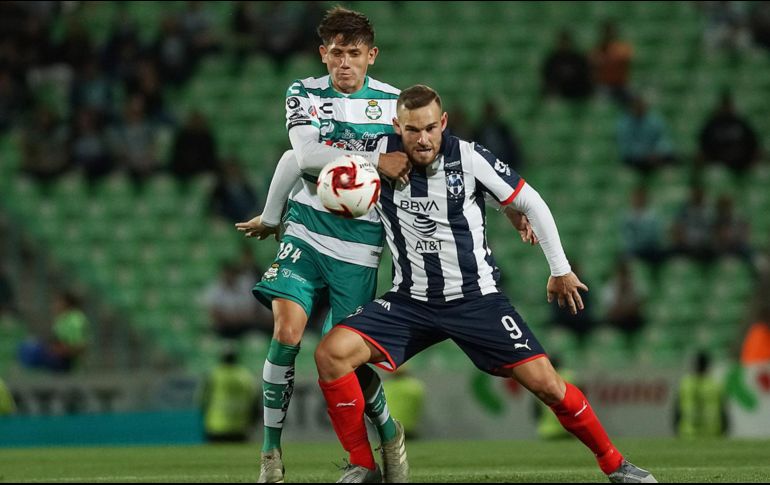 Jonathan Díaz y Vincent Janssen (derecha) disputan un balón durante el encuentro celebrado ayer en el Estadio TSM. IMAGO7 / E. Saavedra