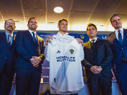 MILLONARIA SONRISA. El tapatío Javier Hernández dejó al Sevilla para convertirse en el nuevo emblema del Galaxy de Los Ángeles. IMAGO7