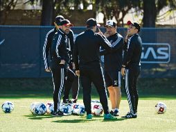 Análisis. Puente (izq.) y su cuerpo técnico tendrán mucho trabajo por delante en los próximos días, pues el cuadro rojinegro presentará algunos cambios ante el América. IMAGO7