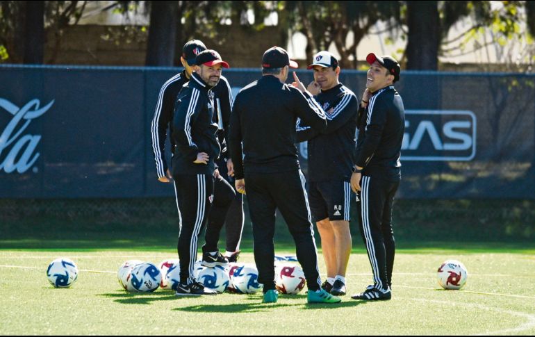 Análisis. Puente (izq.) y su cuerpo técnico tendrán mucho trabajo por delante en los próximos días, pues el cuadro rojinegro presentará algunos cambios ante el América. IMAGO7