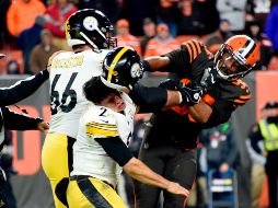 En el partido entre Cleveland y Steelers de Pittsburgh, Garrett le quitó el casco a Mason Rudolph y procedió a golpearle con éste, desatando una riña en la que participaron otros jugadores. AFP / ARCHIVO