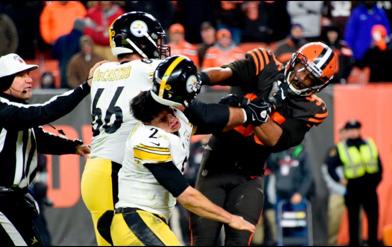 En el partido entre Cleveland y Steelers de Pittsburgh, Garrett le quitó el casco a Mason Rudolph y procedió a golpearle con éste, desatando una riña en la que participaron otros jugadores. AFP / ARCHIVO